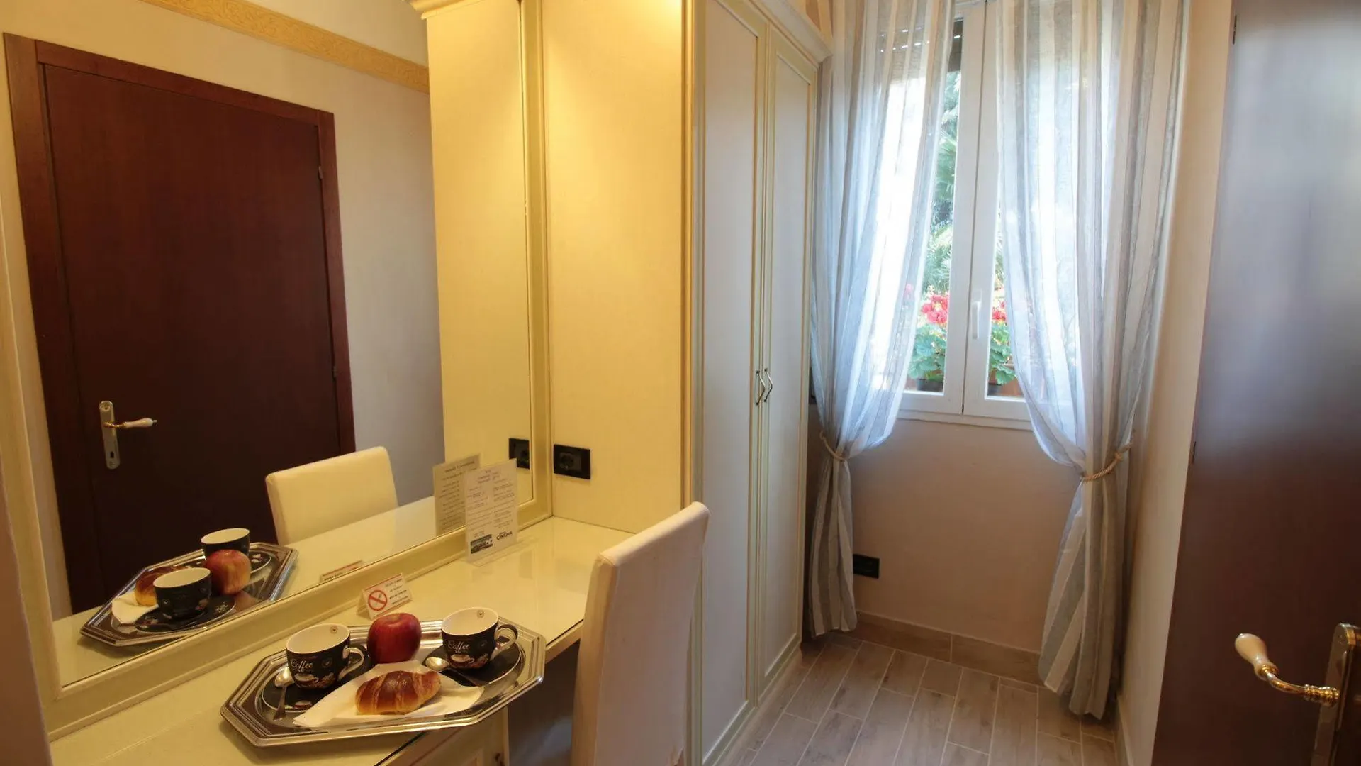 Hotel Charly 3*, Milan